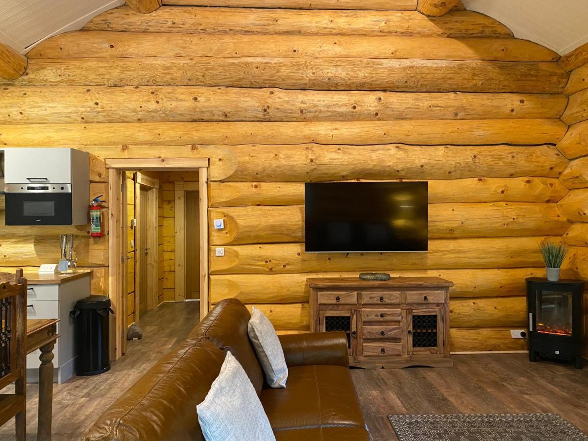 Ewes Water Log Cabins Langholm Esterno foto