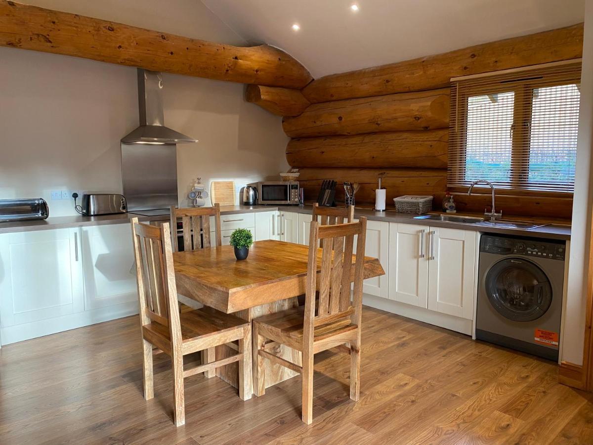 Ewes Water Log Cabins Langholm Esterno foto